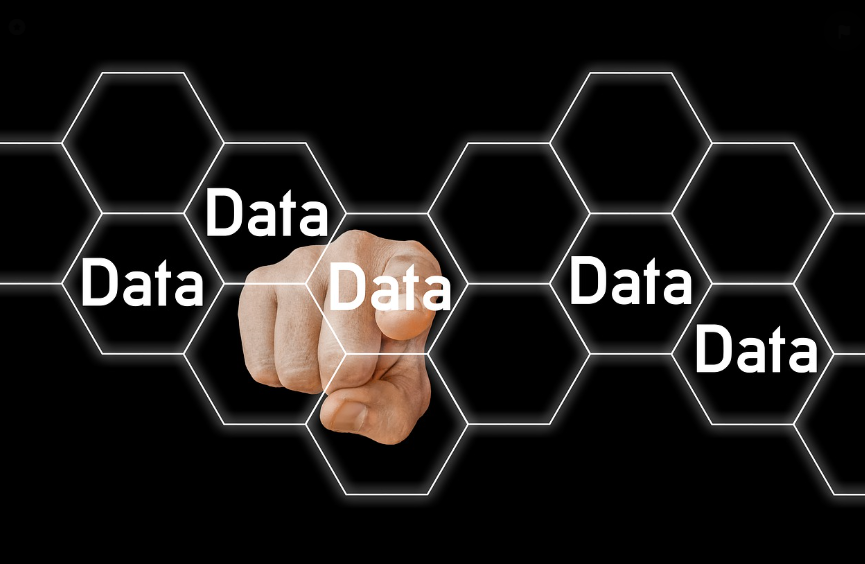Palavras sobre "data" e uma mão com dedo tocando nos dados
