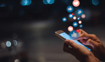 Usuários abrindo celular e acessando várias redes sociais
