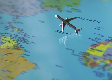 Imagem de um mapa com a simulação de um avião voando