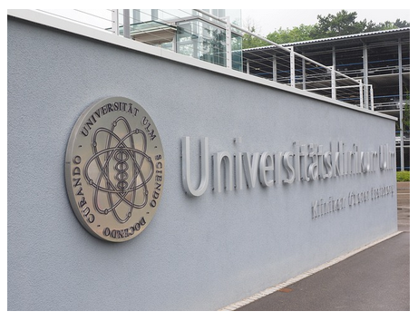 A imagem mostra de um mural contendo o logo e o nome de uma universidade