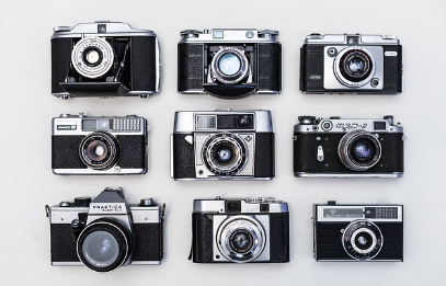 Imagem contendo várias câmaras fotográficas diferentes em preto e branco