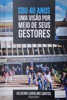 Foto da capa do prédio da Biblioteca Central com alunos na entrada da biblioteca